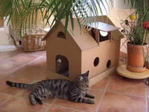 сделать дом для кошки своими руками из коробки