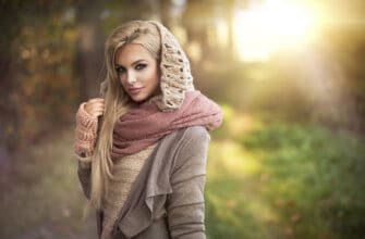 девушка в модном шарфе